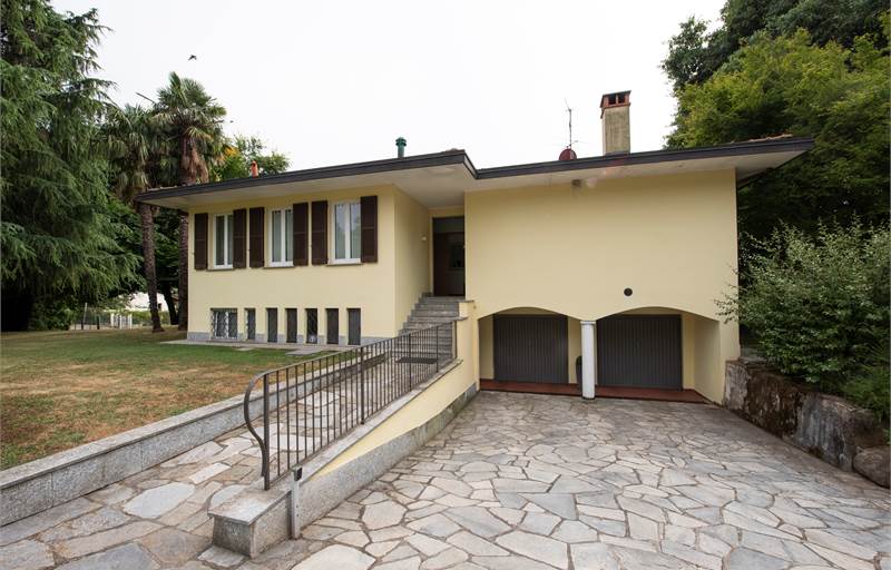 BARASSO (VA): Villa singola con ampio terreno pianeggiante