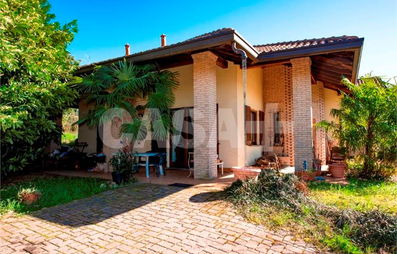 MORAZZONE (VA): VILLA BIFAMILIARE